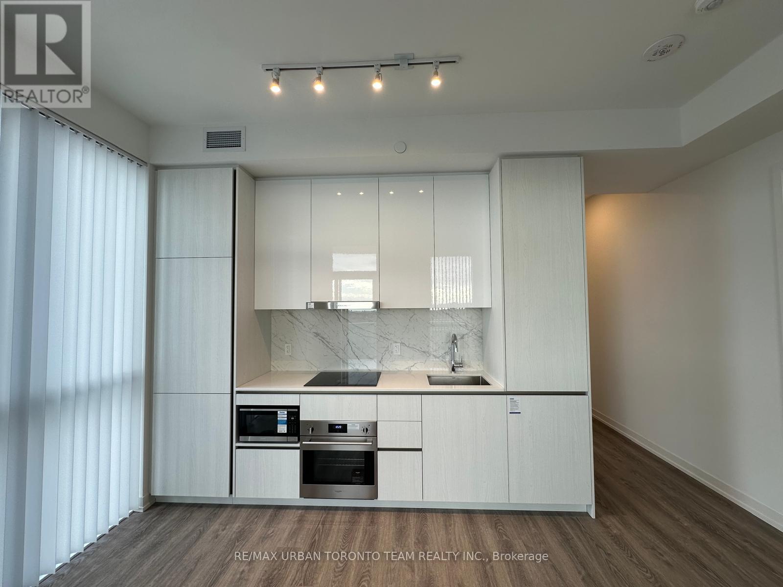 1612 - 8 Interchange Way, Vaughan, Ontario  L4K 5Z7 - Photo 3 - N12551438