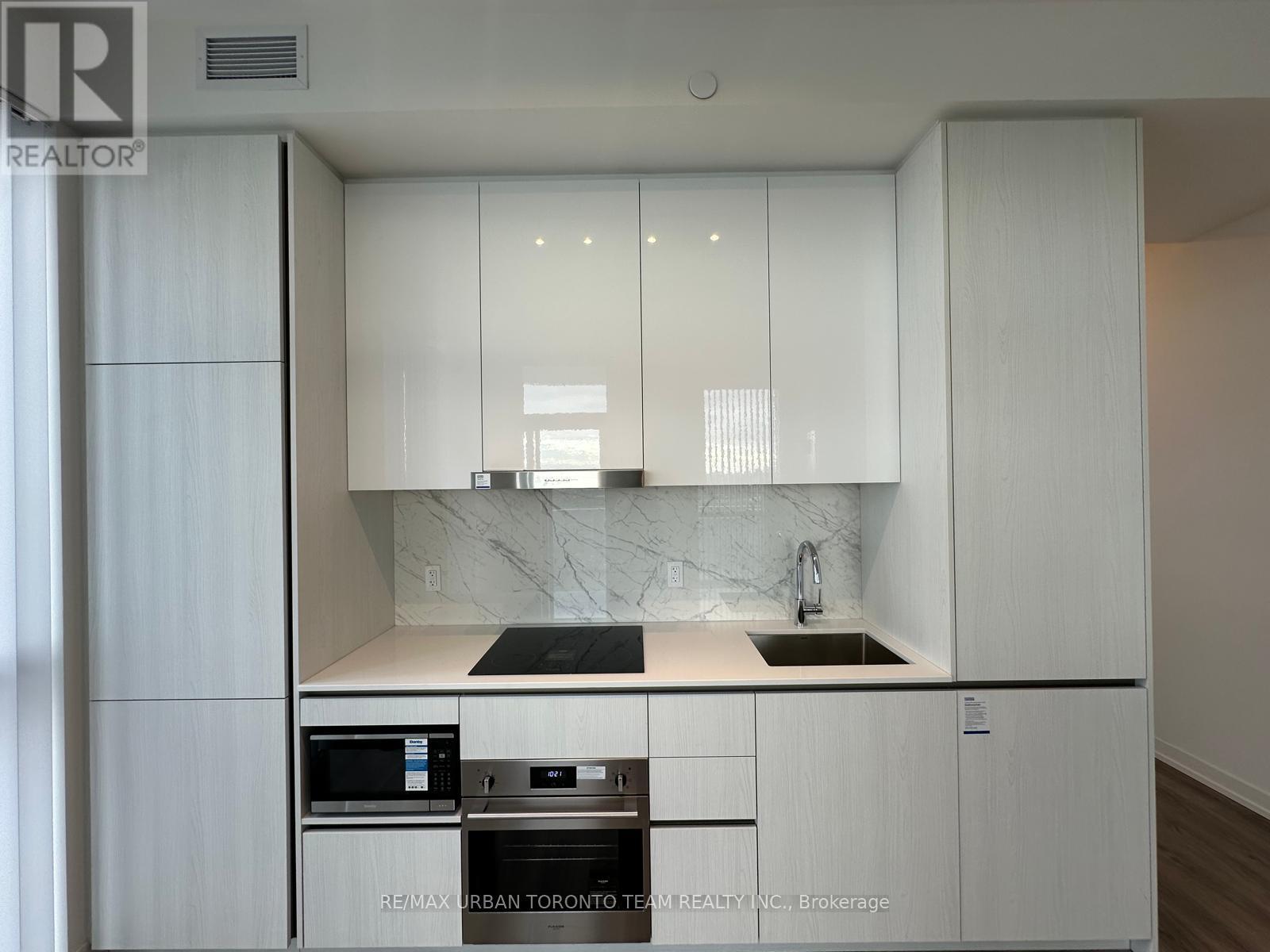 1612 - 8 Interchange Way, Vaughan, Ontario  L4K 5Z7 - Photo 4 - N12551438