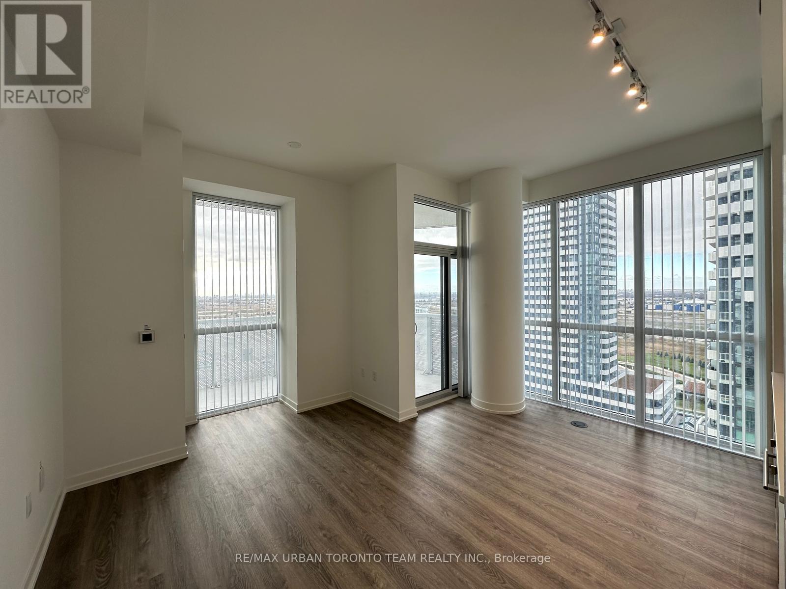 1612 - 8 Interchange Way, Vaughan, Ontario  L4K 5Z7 - Photo 5 - N12551438