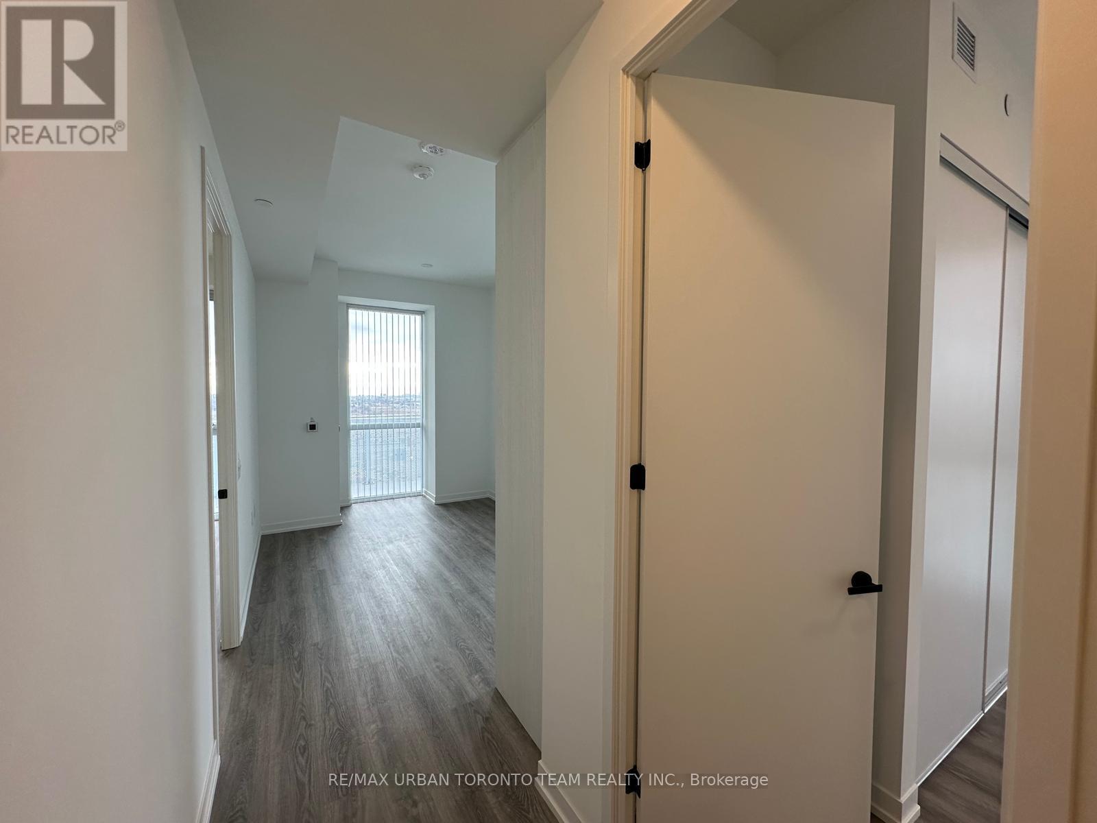 1612 - 8 Interchange Way, Vaughan, Ontario  L4K 5Z7 - Photo 8 - N12551438