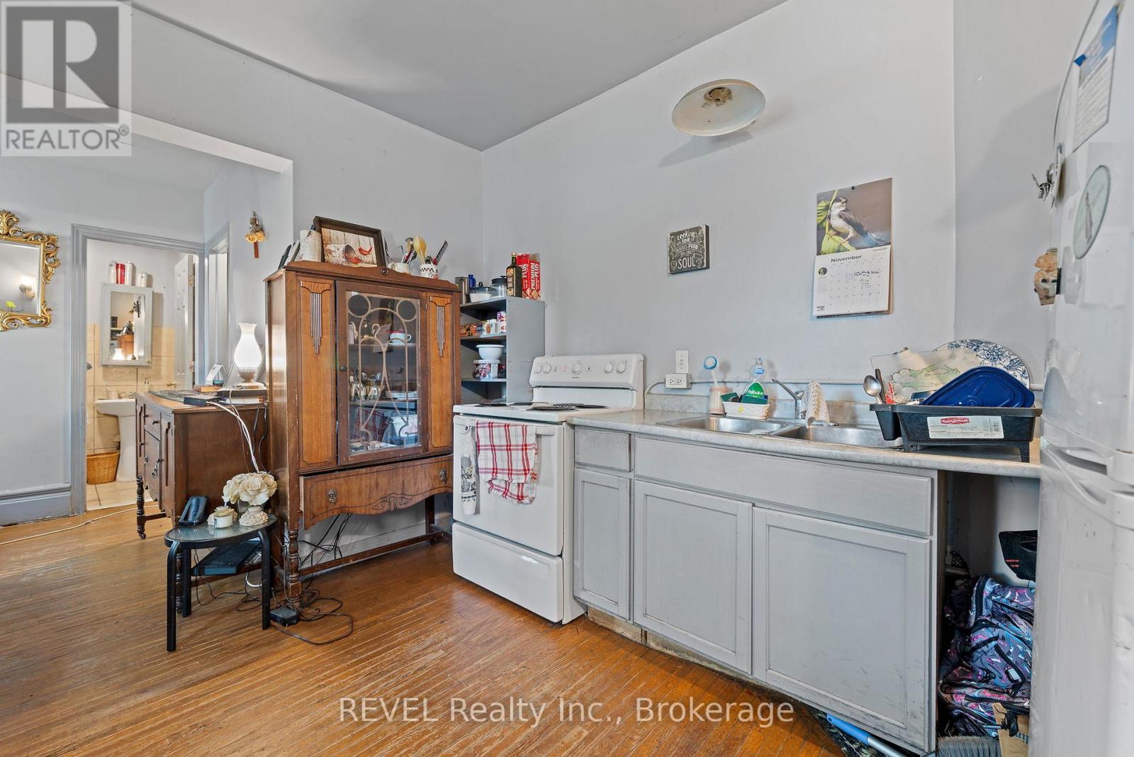 35 Catherine Street, St. Catharines, Ontario  L2R 5E8 - Photo 4 - X12551474