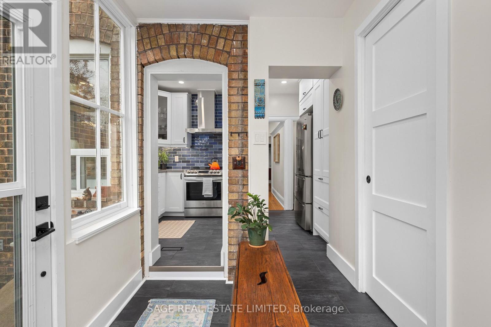 837 Windermere Avenue, Toronto, Ontario M6S 3M5 - Photo 11 - W12551398