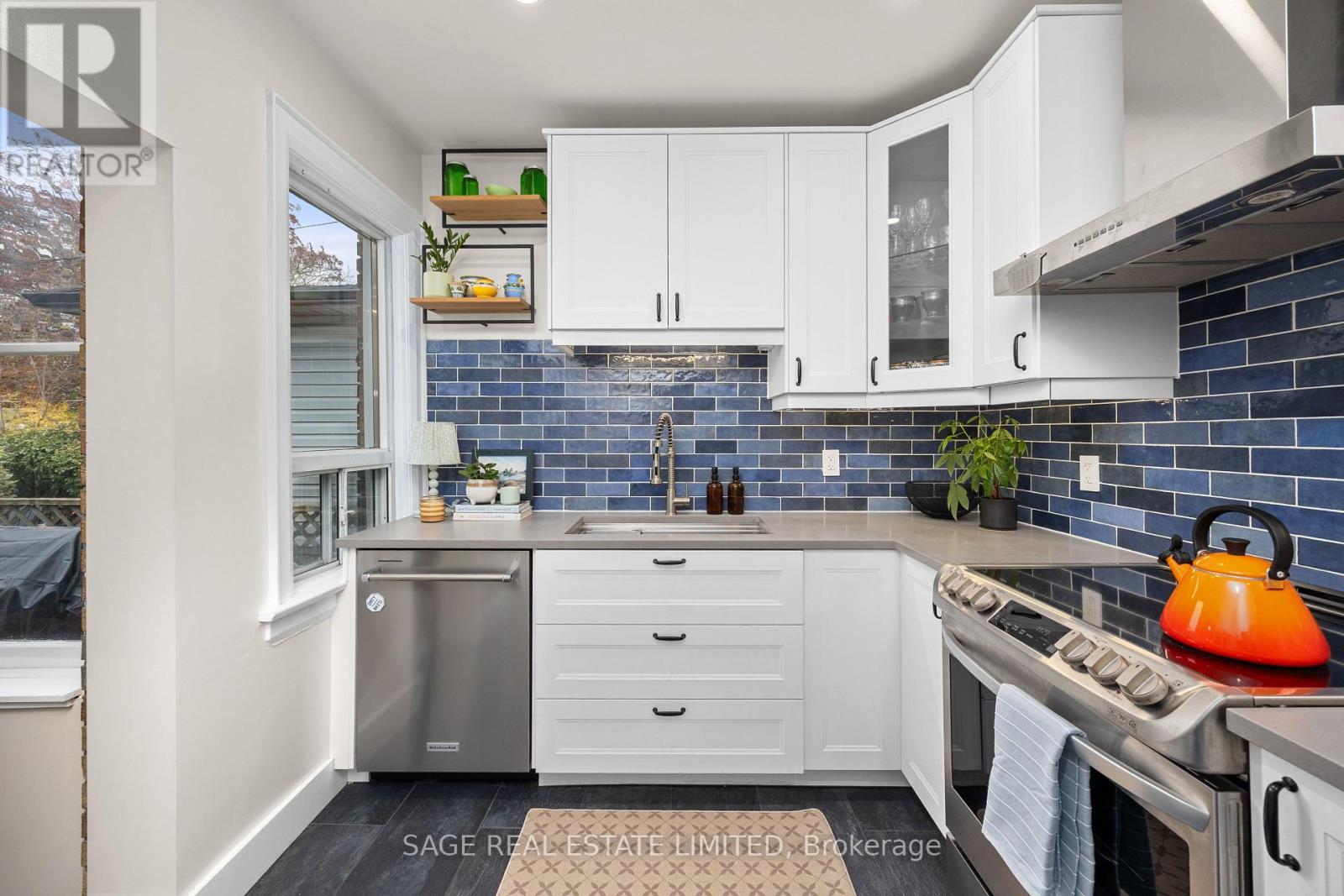 837 Windermere Avenue, Toronto, Ontario M6S 3M5 - Photo 9 - W12551398