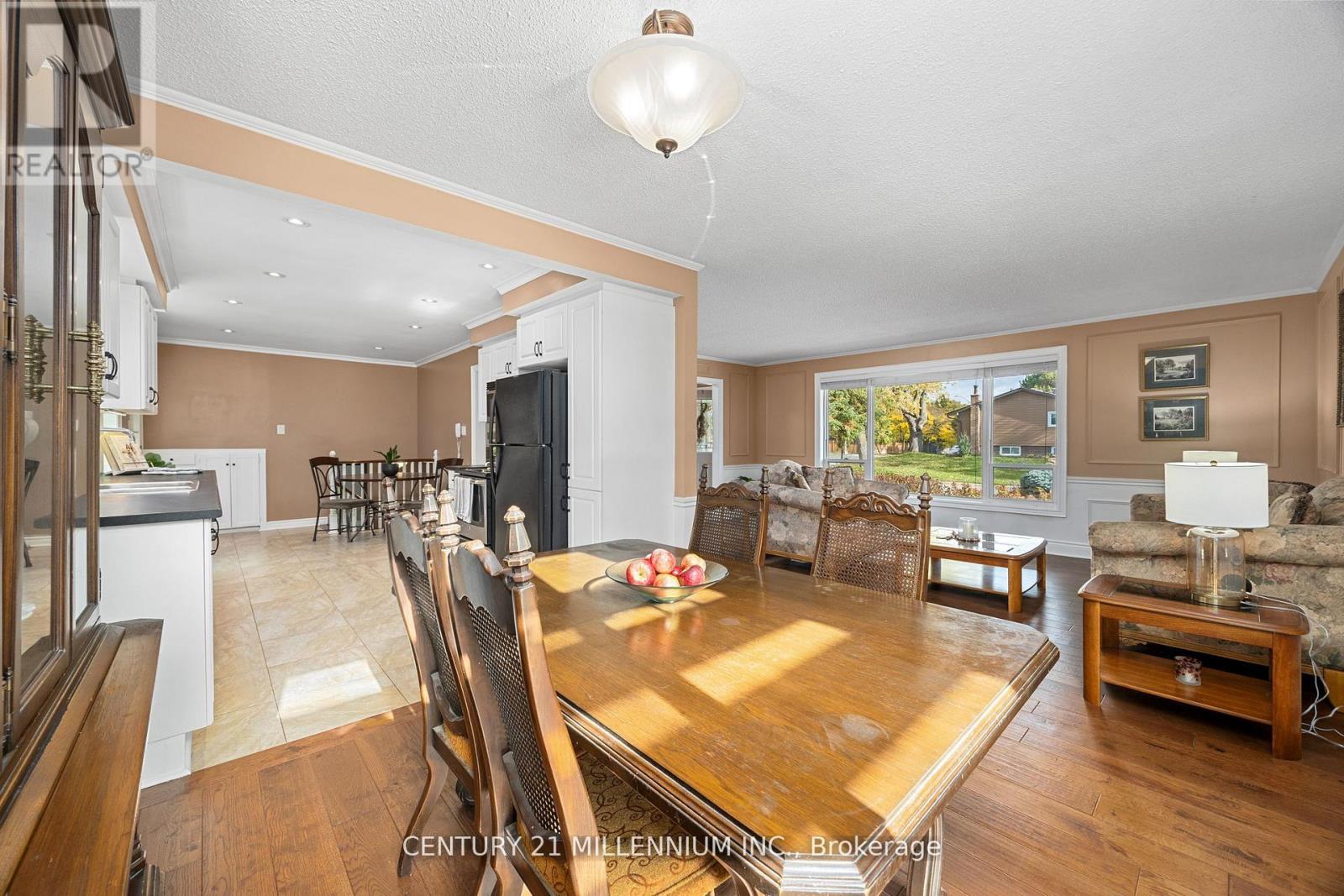 2 Pine Cliff Drive, Mississauga, Ontario  L5N 1E1 - Photo 10 - W12551410