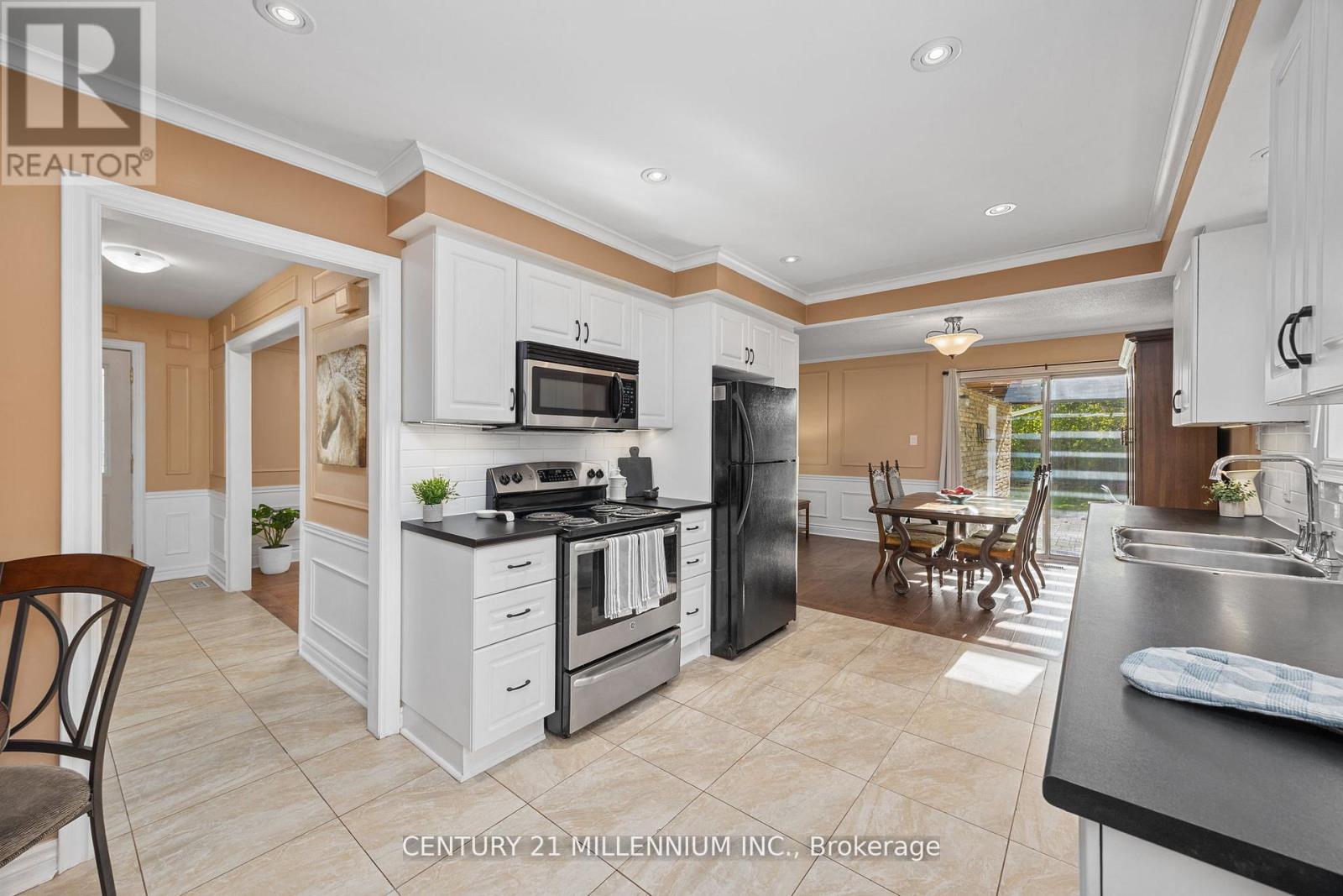 2 Pine Cliff Drive, Mississauga, Ontario  L5N 1E1 - Photo 13 - W12551410