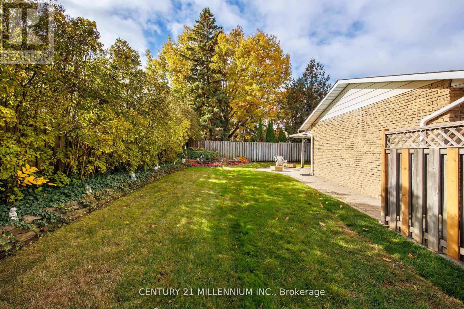 2 Pine Cliff Drive, Mississauga, Ontario  L5N 1E1 - Photo 28 - W12551410