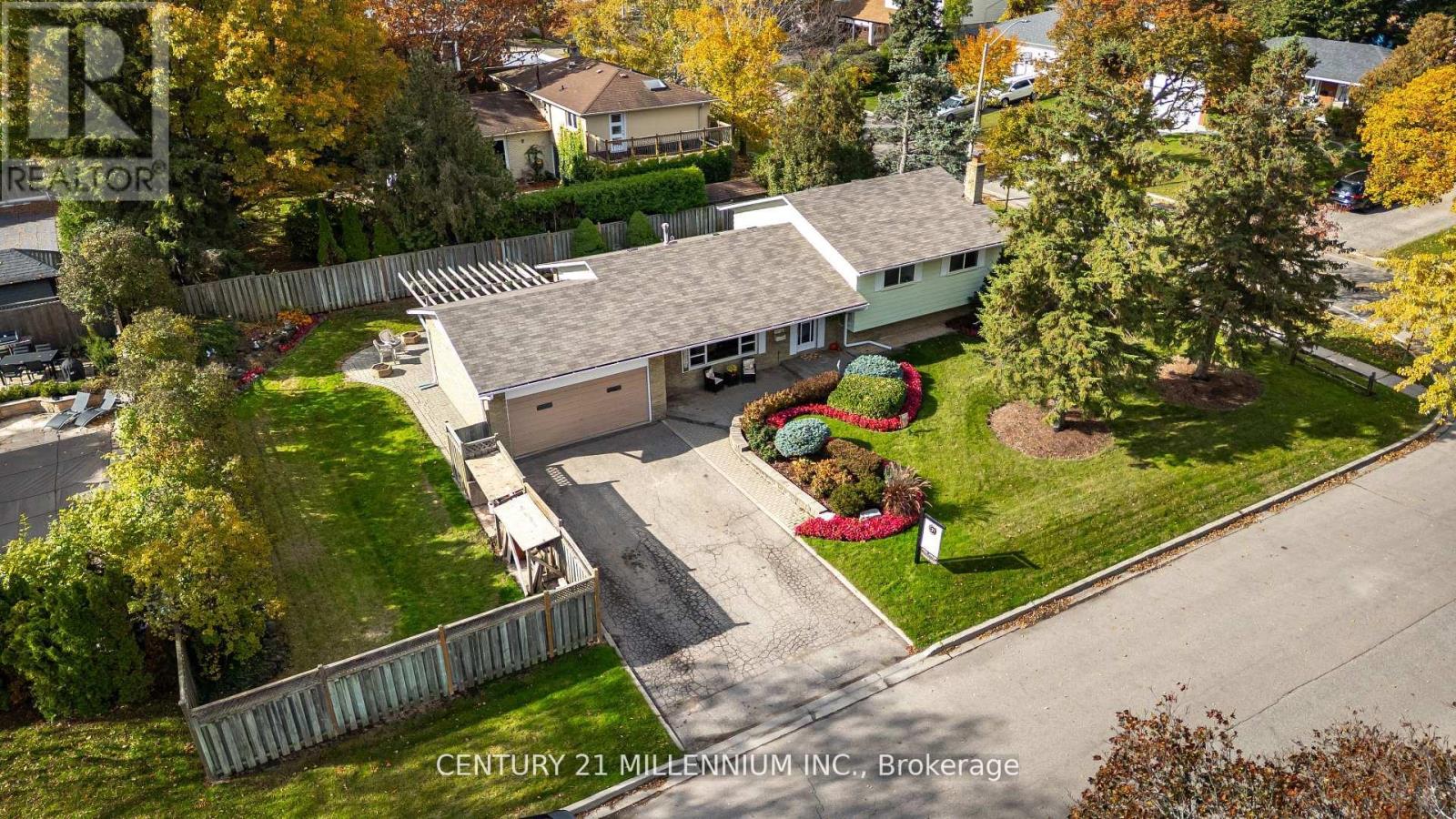 2 Pine Cliff Drive, Mississauga, Ontario  L5N 1E1 - Photo 3 - W12551410