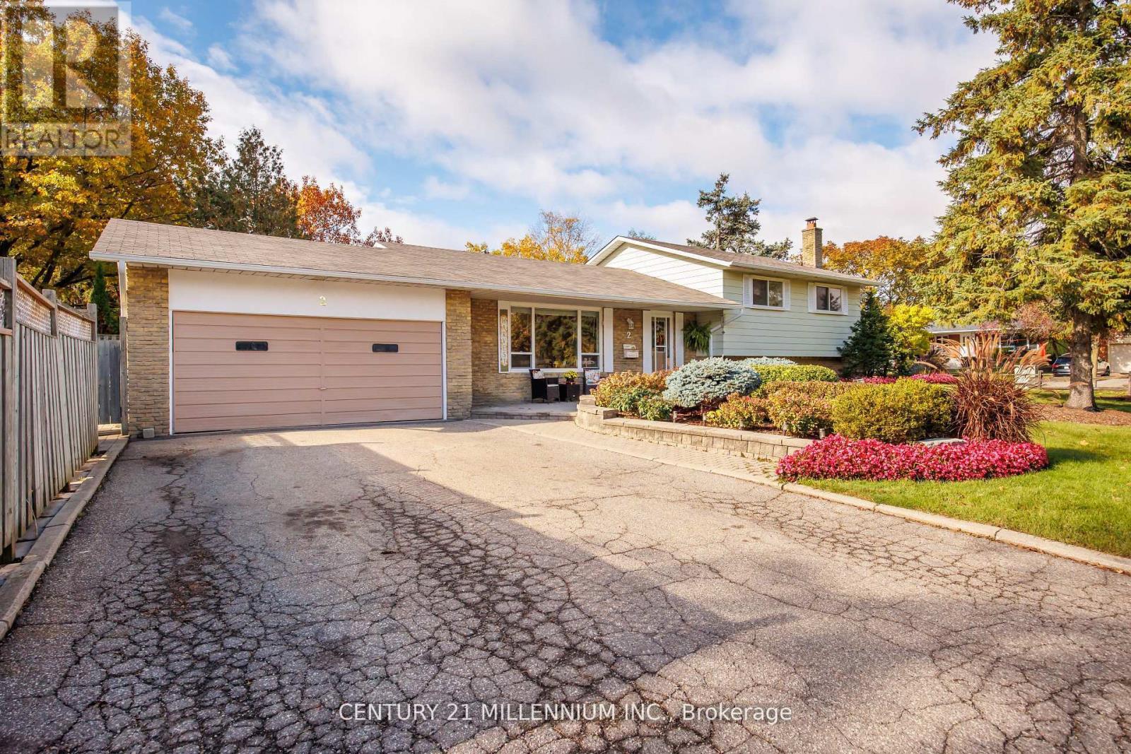 2 Pine Cliff Drive, Mississauga, Ontario  L5N 1E1 - Photo 4 - W12551410