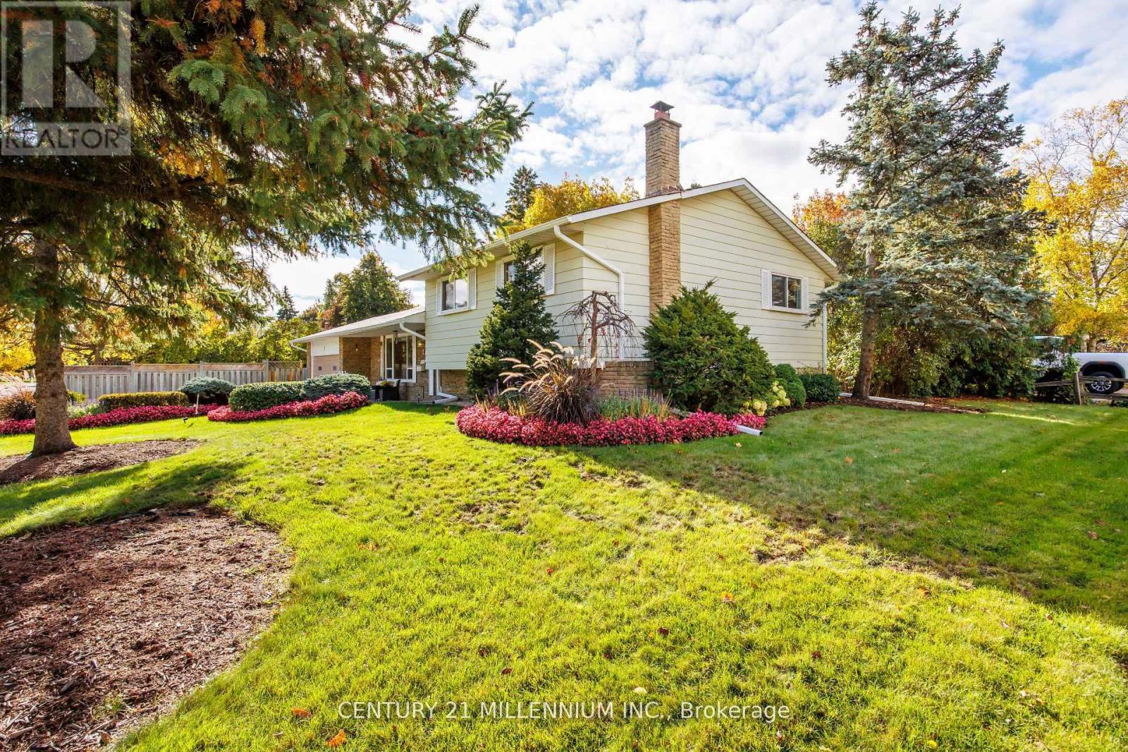 2 Pine Cliff Drive, Mississauga, Ontario  L5N 1E1 - Photo 5 - W12551410