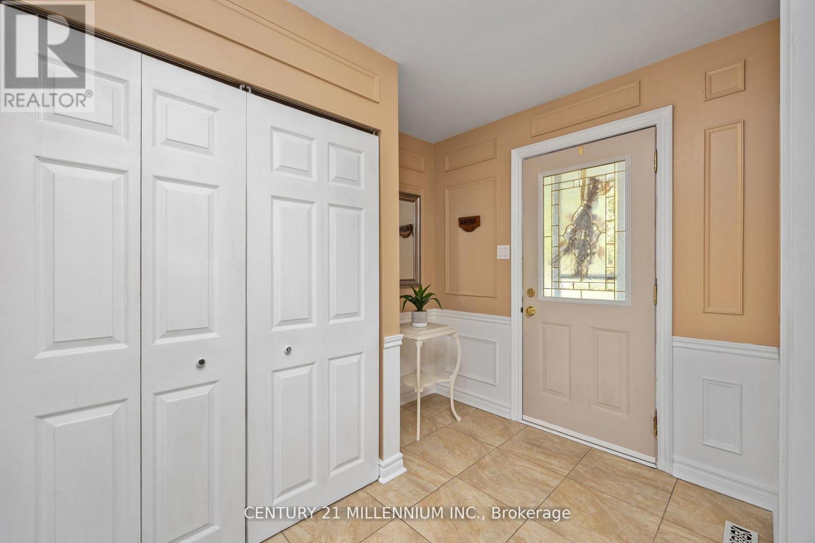 2 Pine Cliff Drive, Mississauga, Ontario  L5N 1E1 - Photo 6 - W12551410