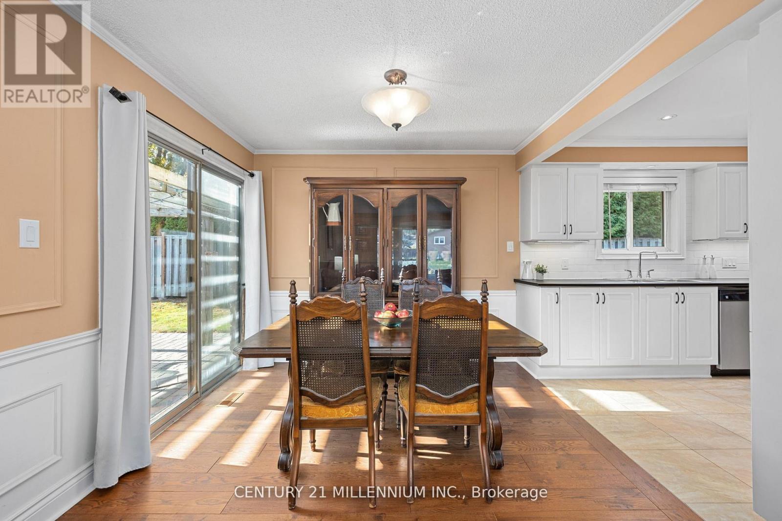 2 Pine Cliff Drive, Mississauga, Ontario  L5N 1E1 - Photo 9 - W12551410