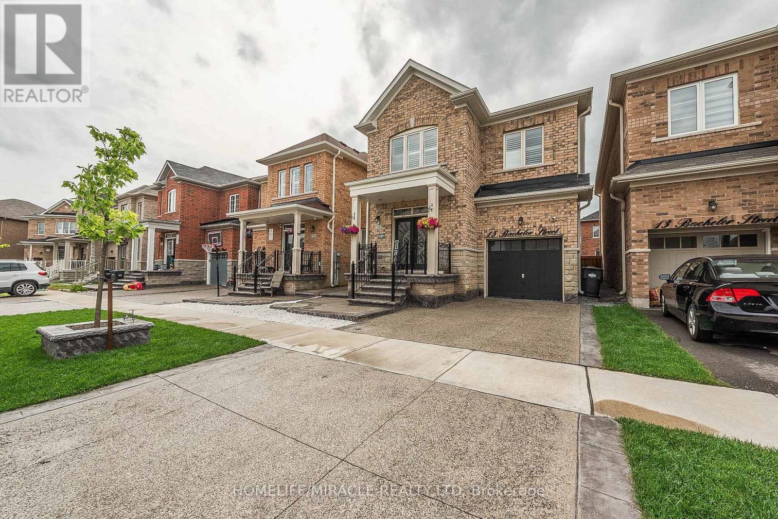 15 Bachelor Street, Brampton, Ontario  L7A 5B1 - Photo 2 - W12551418