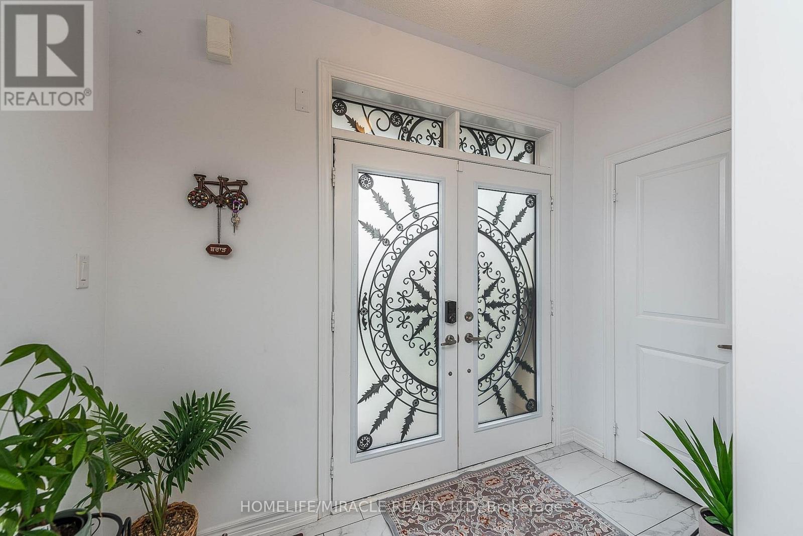 15 Bachelor Street, Brampton, Ontario  L7A 5B1 - Photo 4 - W12551418