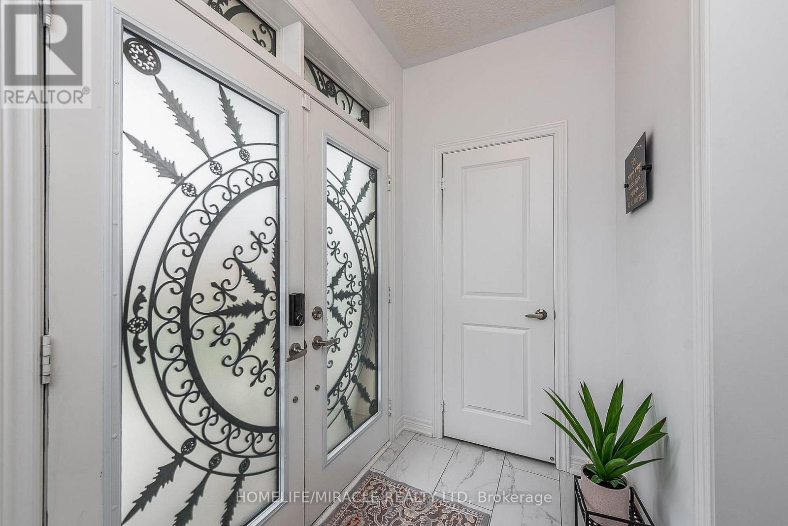 15 Bachelor Street, Brampton, Ontario  L7A 5B1 - Photo 5 - W12551418