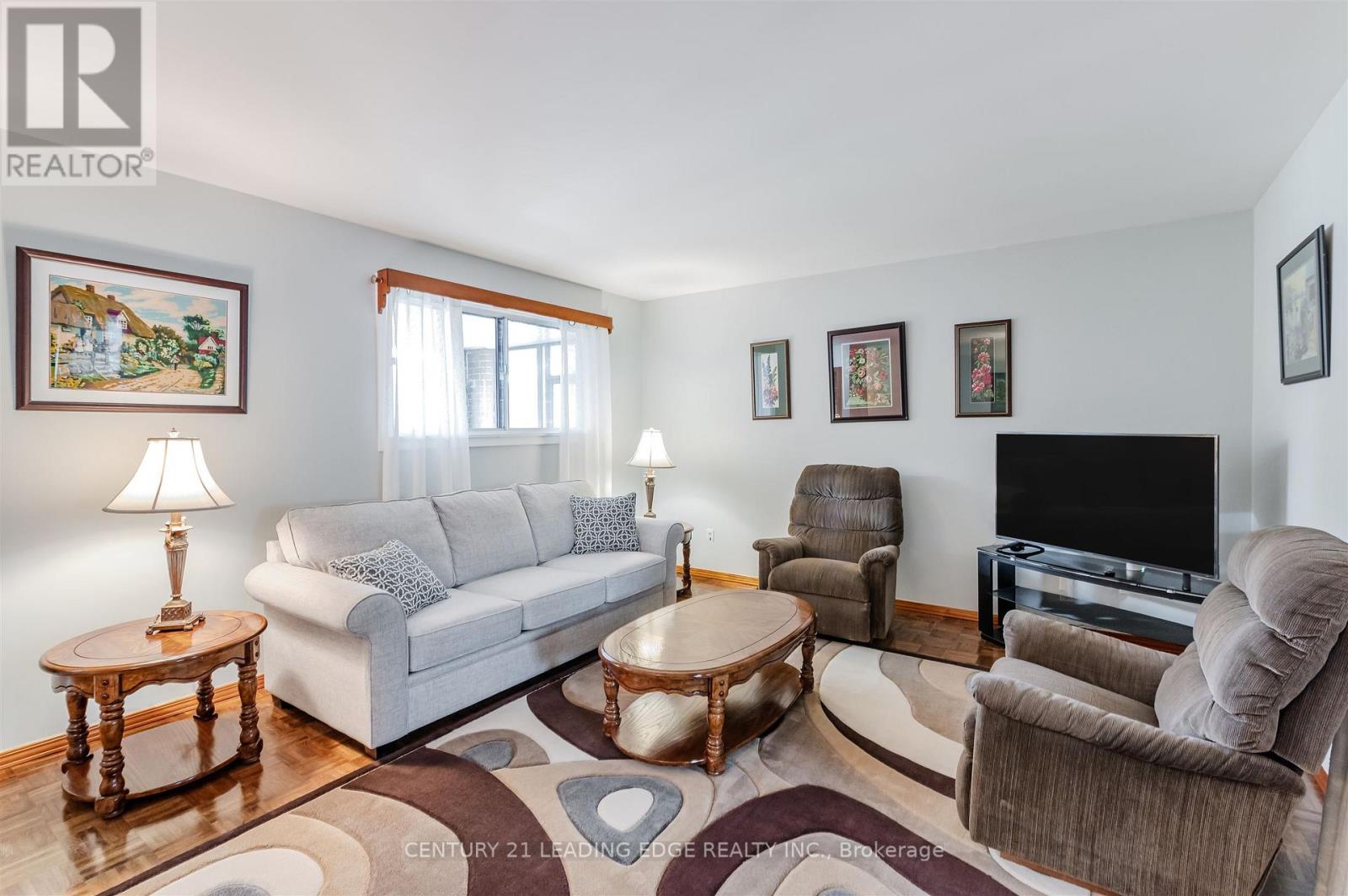 41 Stanley Court, Brampton, Ontario  L6Y 2B1 - Photo 4 - W12551446