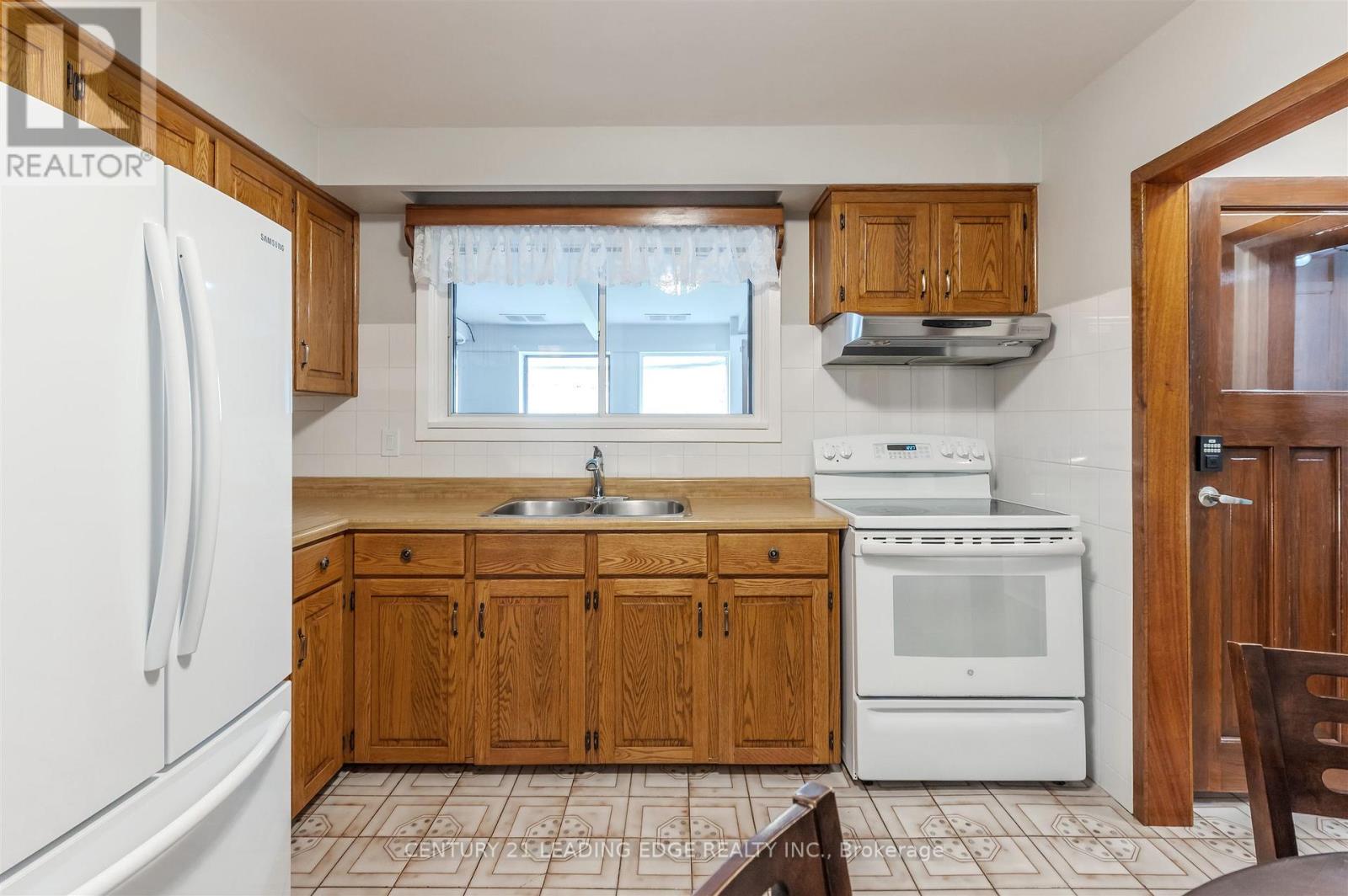 41 Stanley Court, Brampton, Ontario  L6Y 2B1 - Photo 7 - W12551446