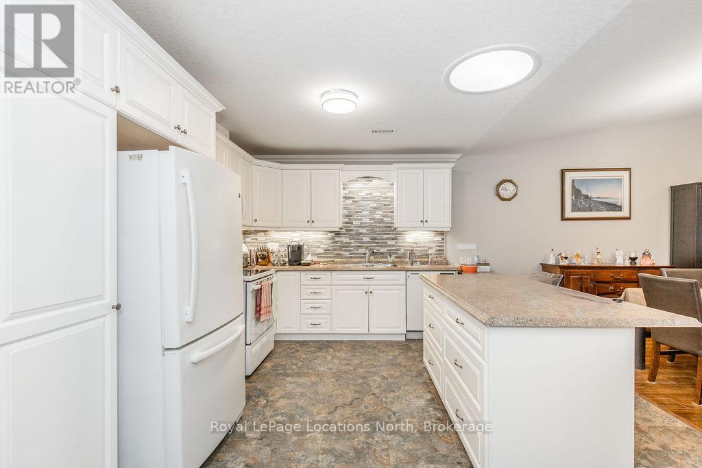 47 Clover Crescent, Wasaga Beach, Ontario L9Z 0G4 - Photo 4 - S12551598