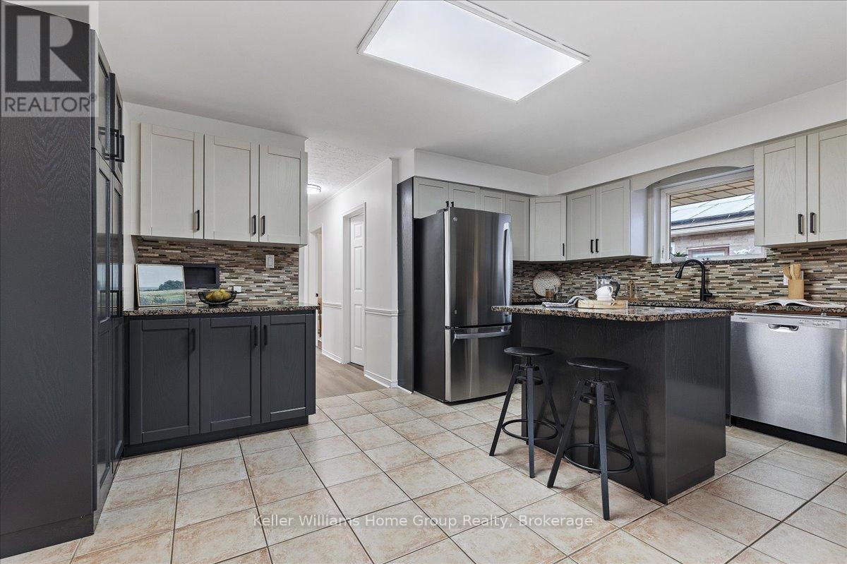 113 Rushbrook Drive, Kitchener, Ontario N2E 3C8 - Photo 9 - X12551646