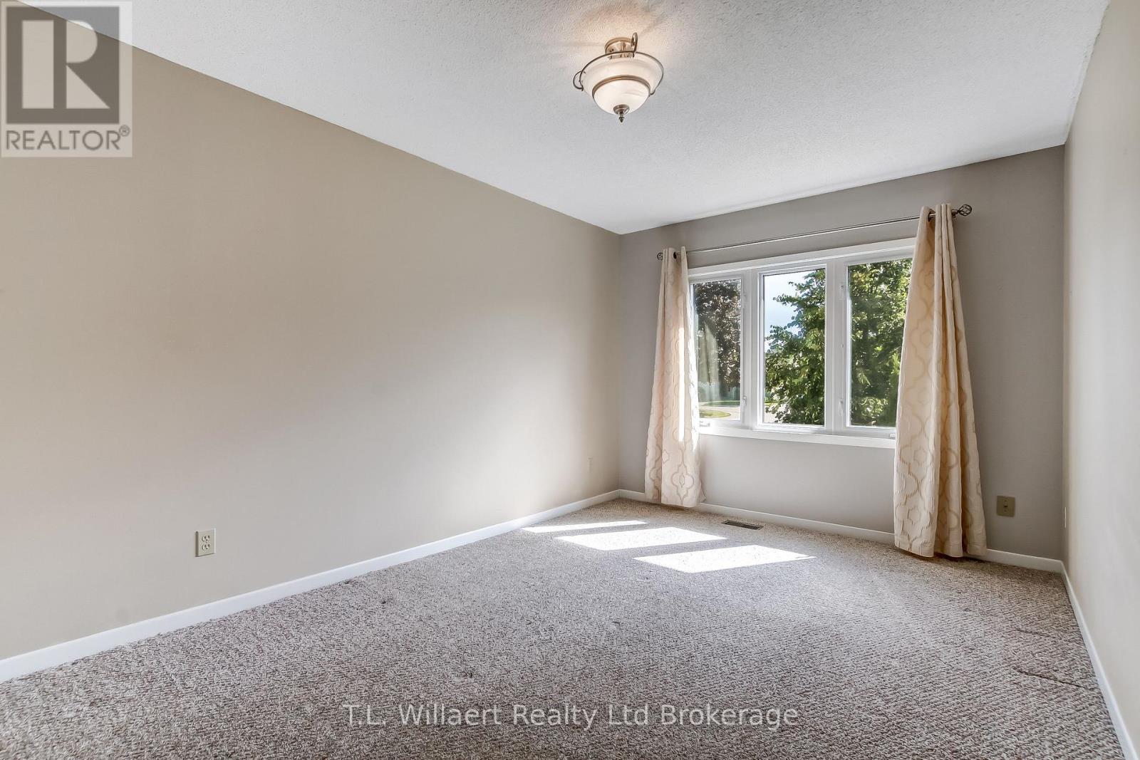 62 Edwin Crescent, Tillsonburg, Ontario N4G 5H6 - Photo 13 - X12437621