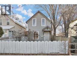 421 H AVENUE N Westmount