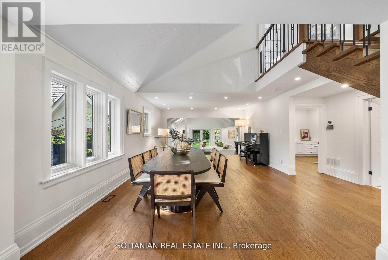 32 Beechwood Avenue, Toronto, Ontario  M2L 1J1 - Photo 4 - C12551528