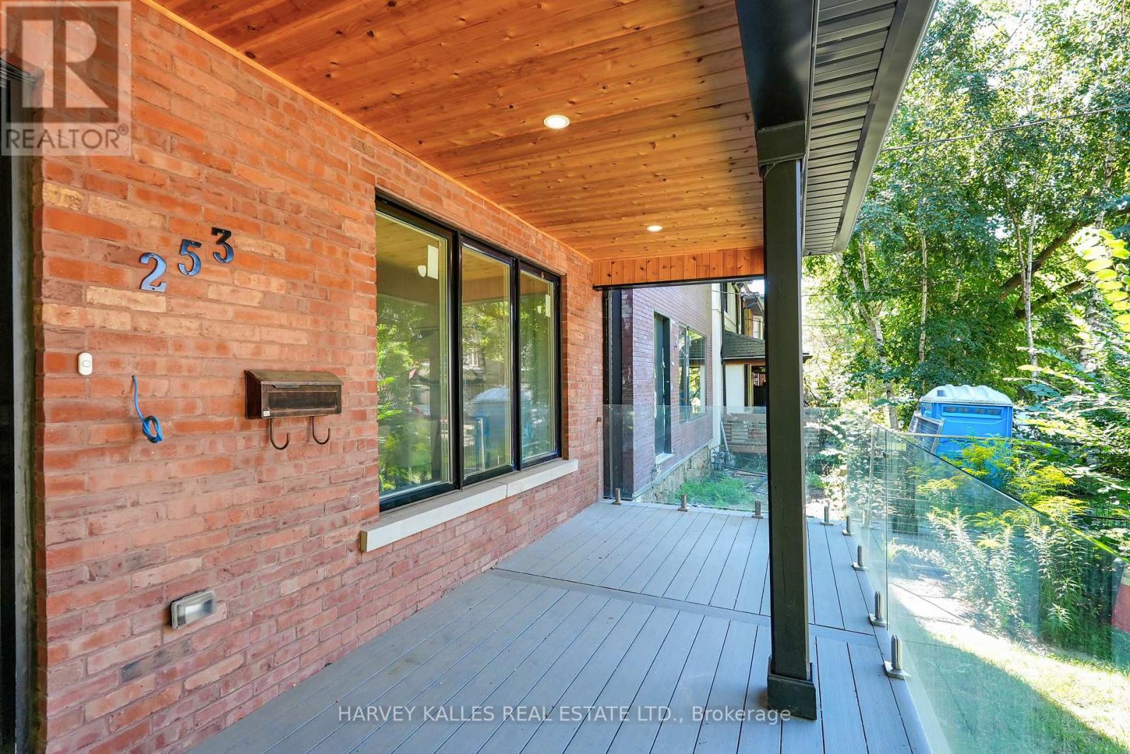 253 Albany Avenue, Toronto, Ontario  M5R 3C7 - Photo 3 - C12551578