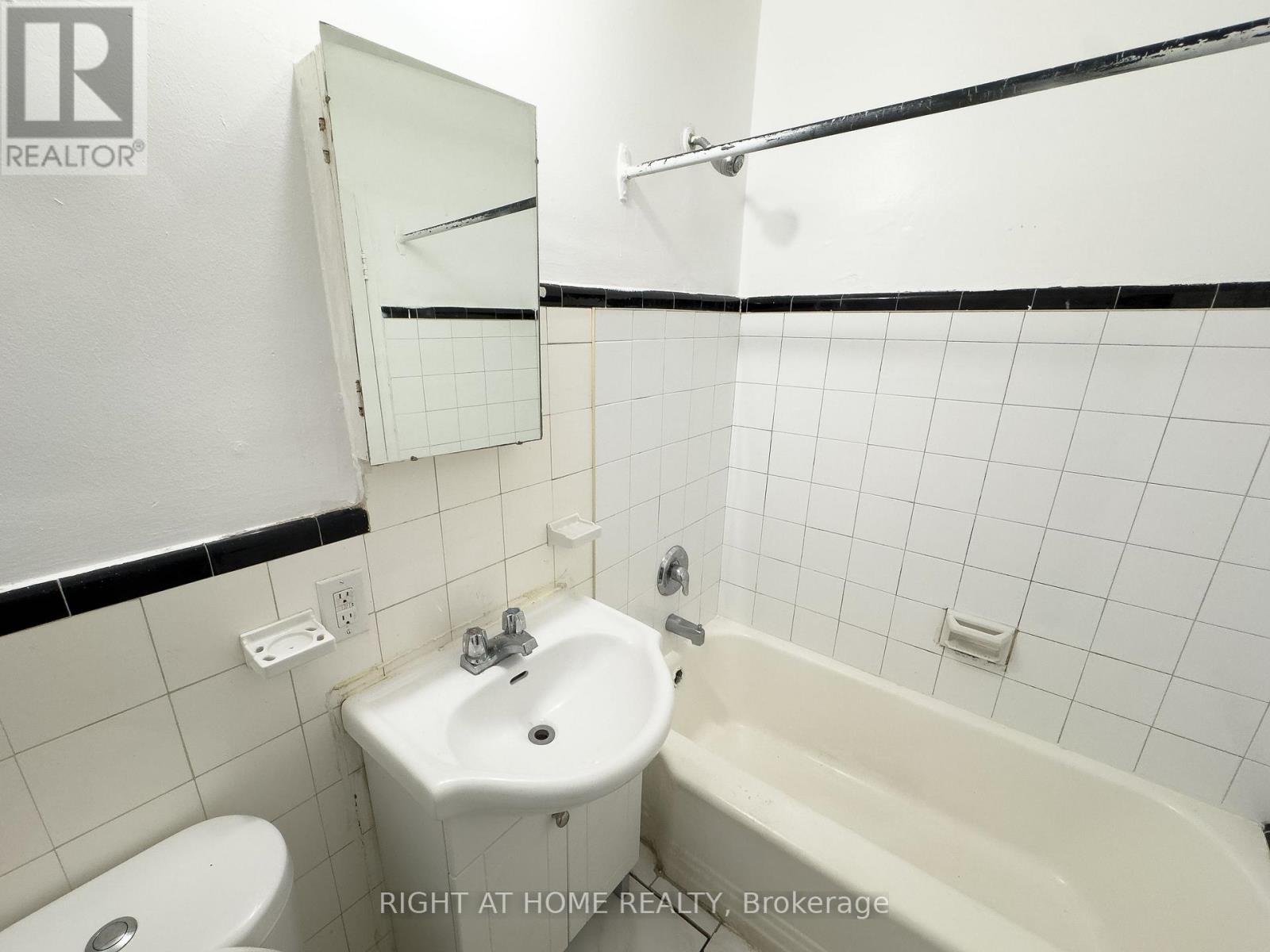 311 - 896 Eglinton Avenue E, Toronto, Ontario  M4G 2L2 - Photo 7 - C12551648