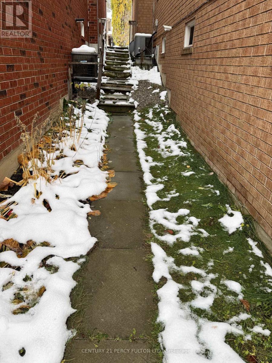 396 Hewitt Circle, Newmarket, Ontario  L3X 2L8 - Photo 3 - N12551166