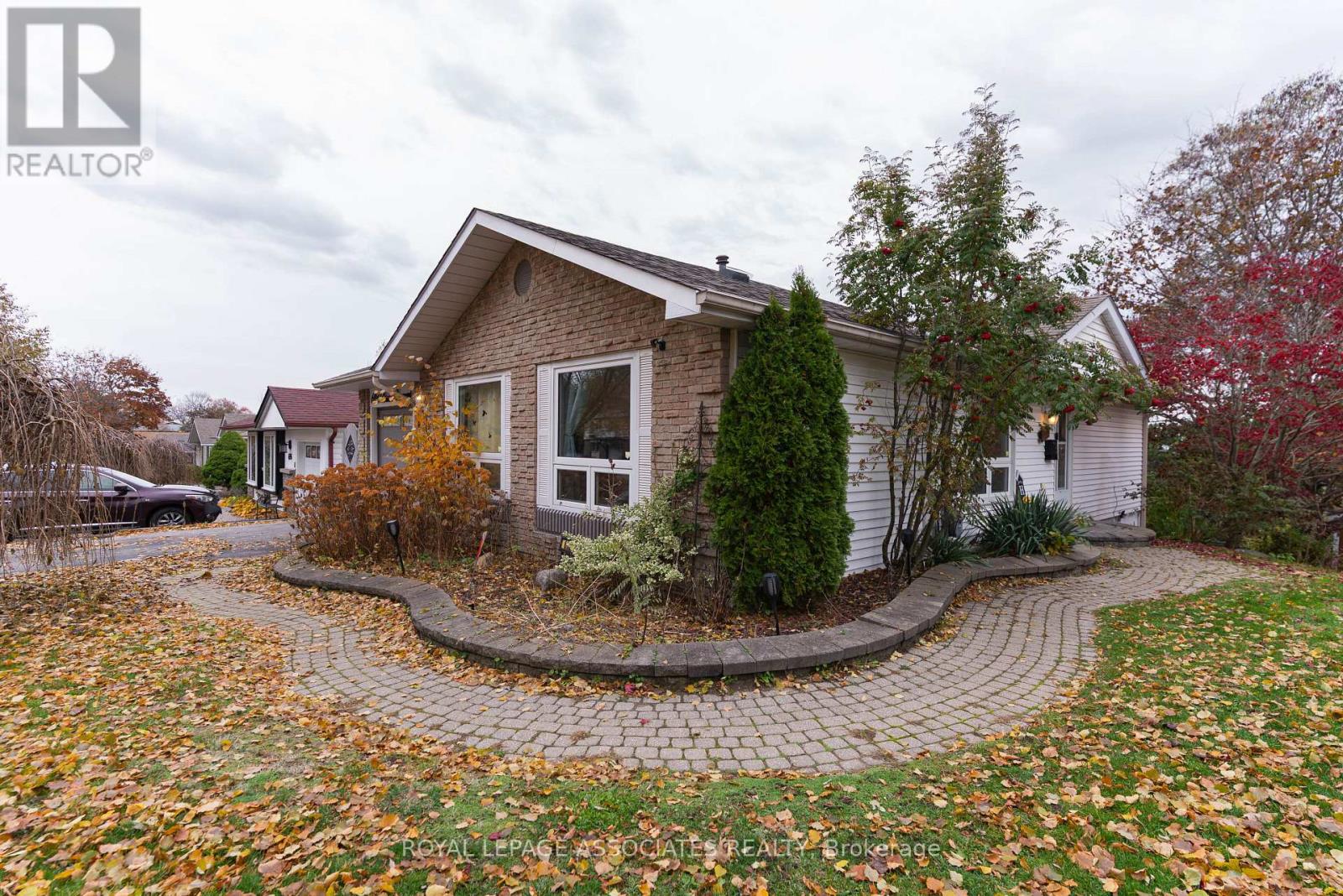 692 Down Crescent, Oshawa, Ontario  L1H 7Y1 - Photo 4 - E12551600