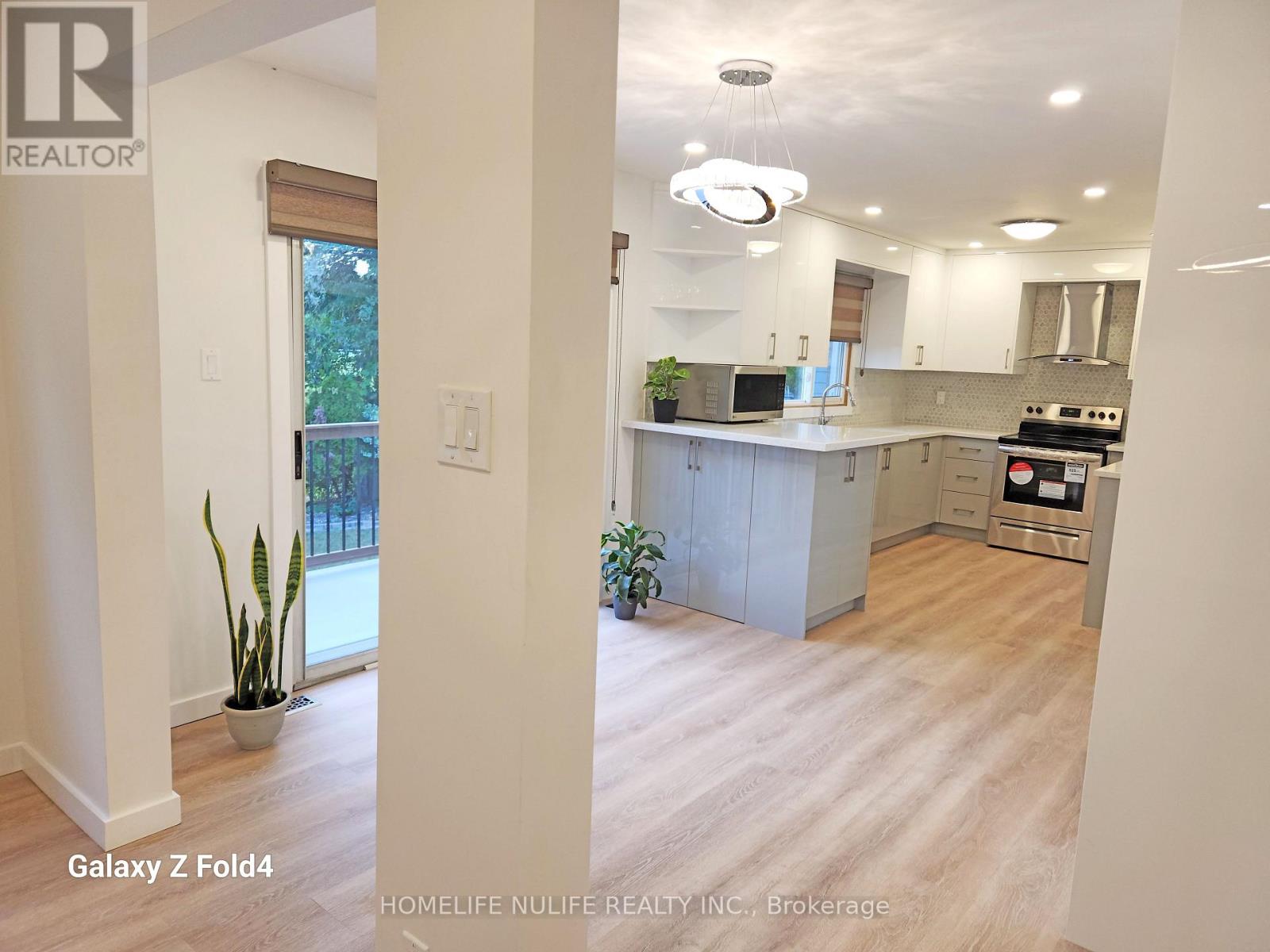 942 Snowbird Street, Oshawa, Ontario  L1J 8J8 - Photo 2 - E12551670