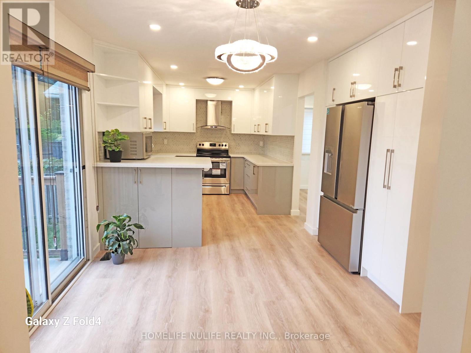 942 Snowbird Street, Oshawa, Ontario  L1J 8J8 - Photo 3 - E12551670