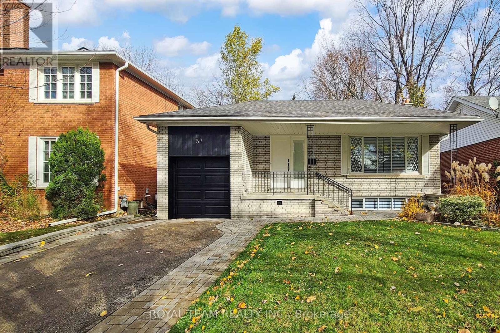 37 Markland Drive, Toronto, Ontario  M9C 1M9 - Photo 2 - W12550816