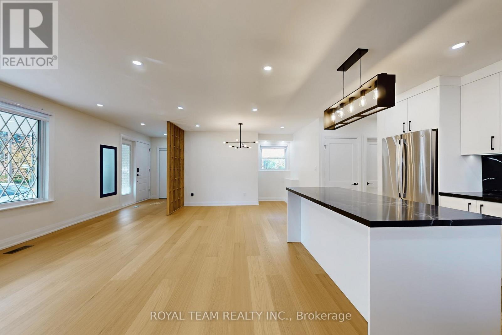 37 Markland Drive, Toronto, Ontario  M9C 1M9 - Photo 9 - W12550816