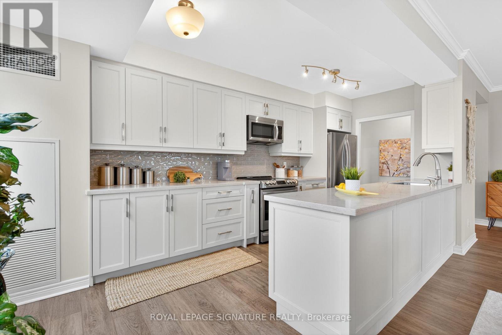 406 - 100 PROMENADE CIRCLE, Vaughan, Ontario