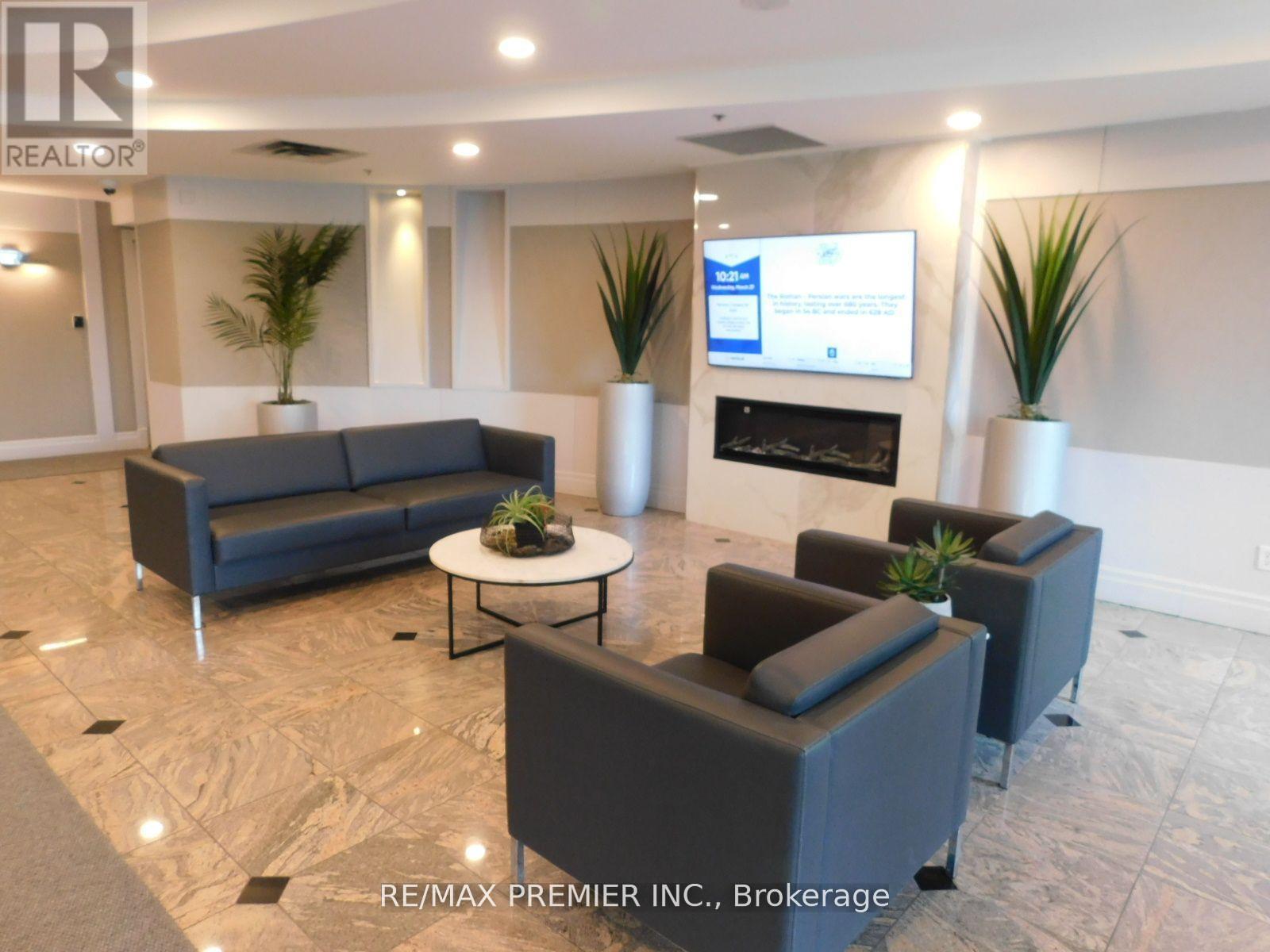 1213 - 39 Oneida Crescent, Richmond Hill, Ontario  L4B 4T9 - Photo 2 - N12551464