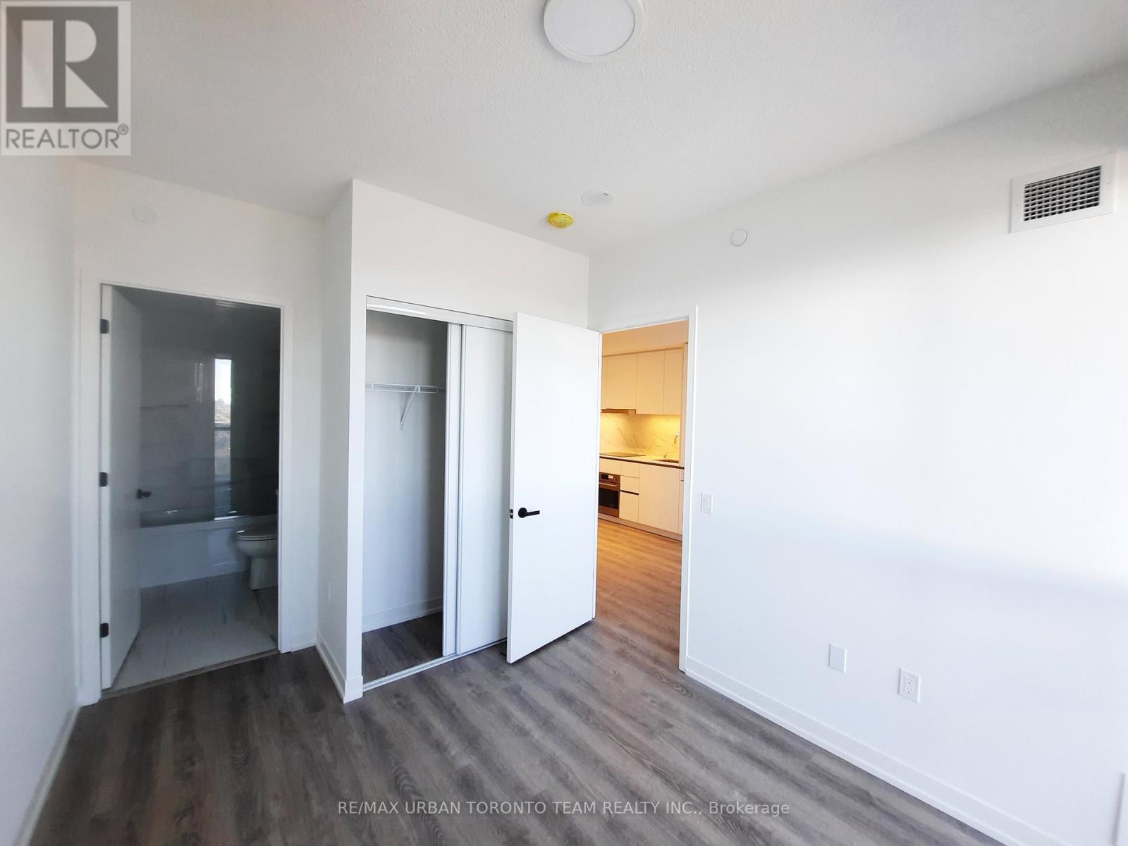 1507 - 8 Interchange Way, Vaughan, Ontario  L4K 5Z7 - Photo 9 - N12551580