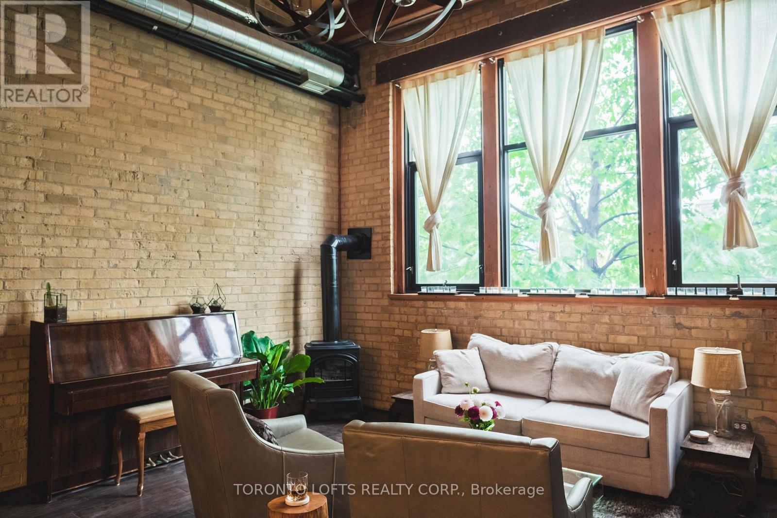 12 - 371 Wallace Avenue, Toronto, Ontario  M6P 3P1 - Photo 2 - W12551576