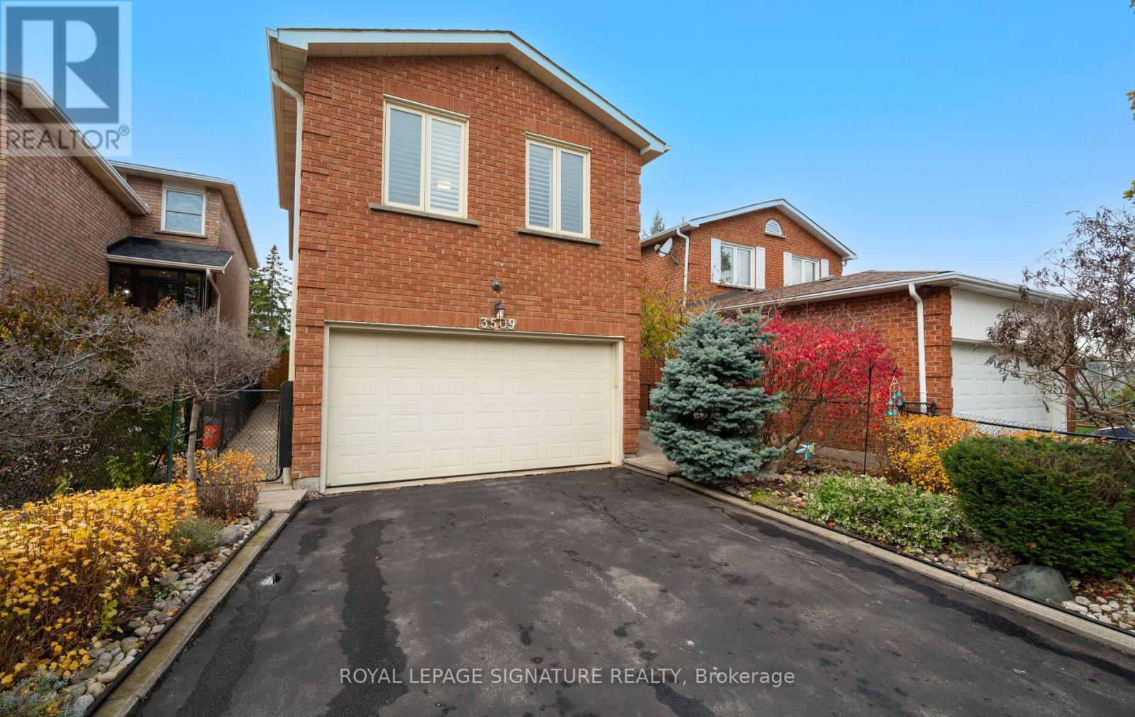 3509 Woodhurst Crescent, Mississauga, Ontario  L5L 1N5 - Photo 2 - W12551624