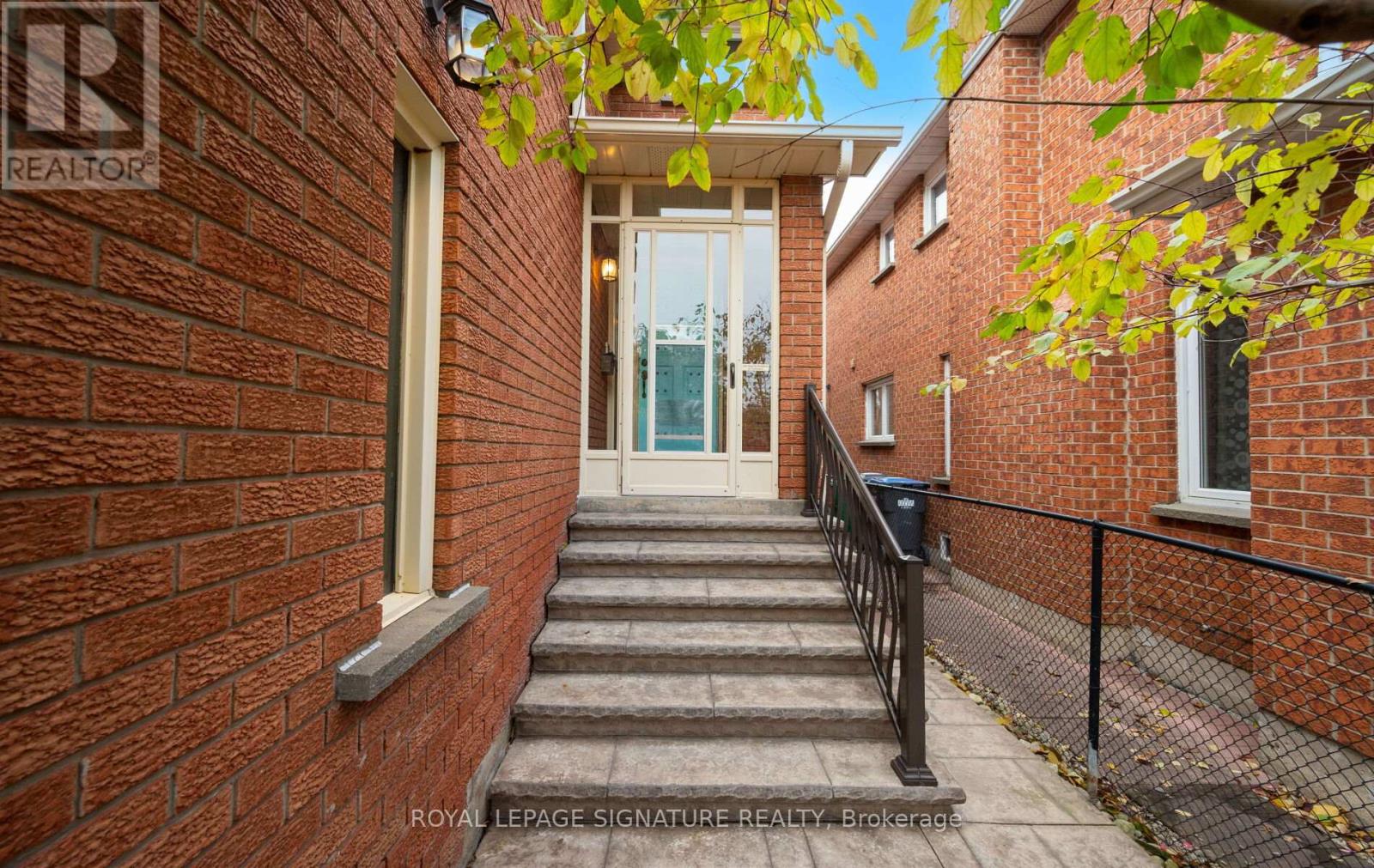 3509 Woodhurst Crescent, Mississauga, Ontario  L5L 1N5 - Photo 3 - W12551624