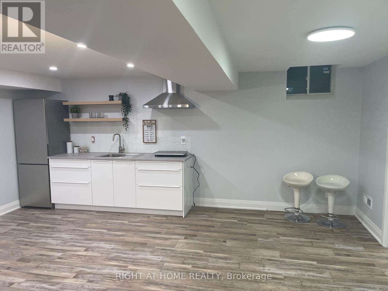 24 STONERIDGE COURT, Hamilton, Ontario