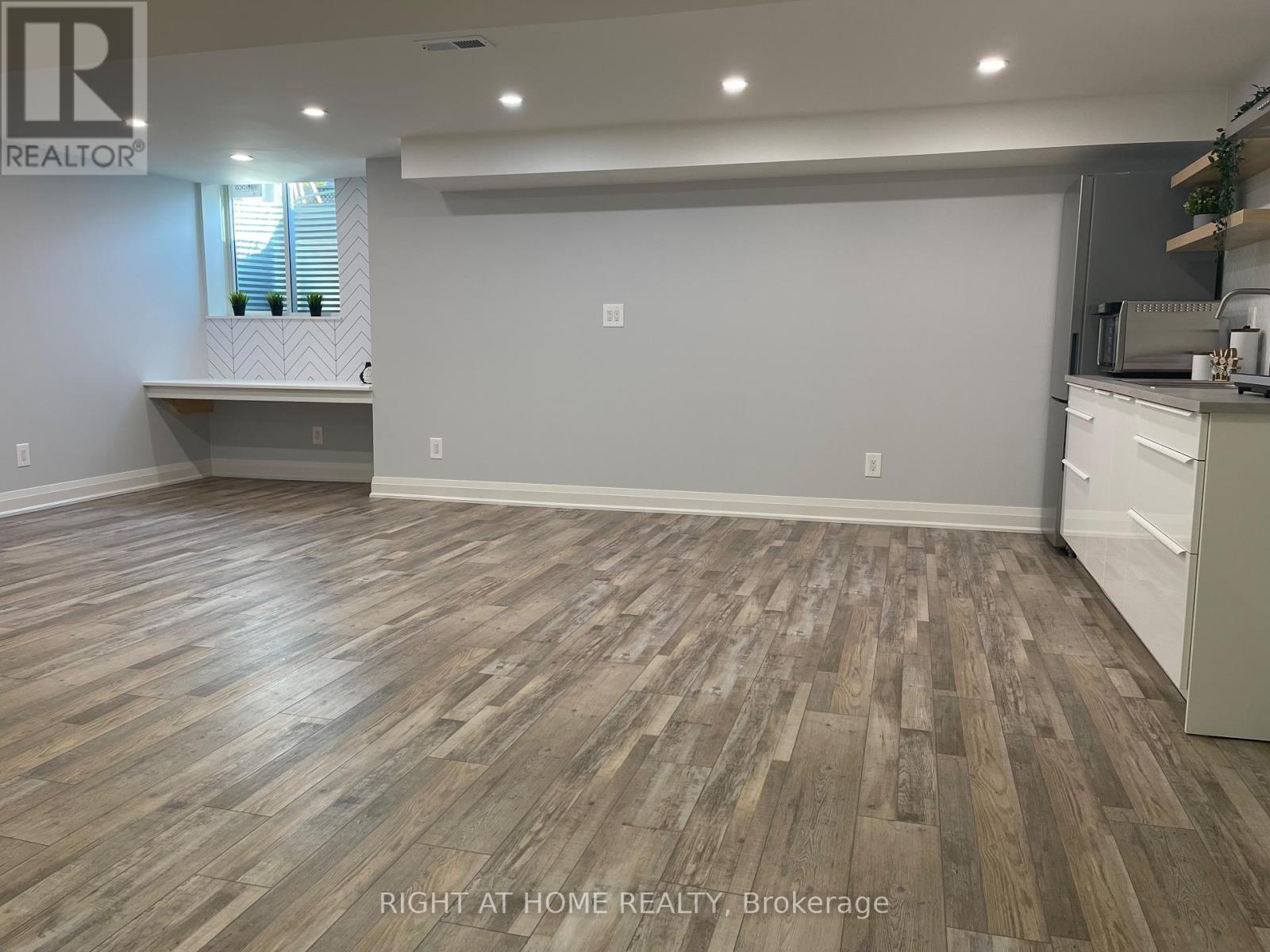 24 Stoneridge Court, Hamilton, Ontario L9B 0A7 - Photo 2 - X12549012