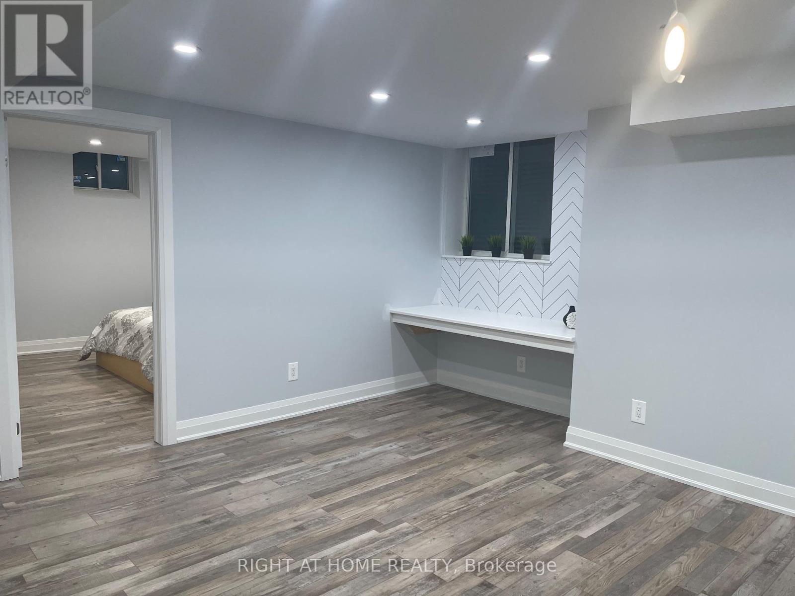 24 Stoneridge Court, Hamilton, Ontario L9B 0A7 - Photo 3 - X12549012