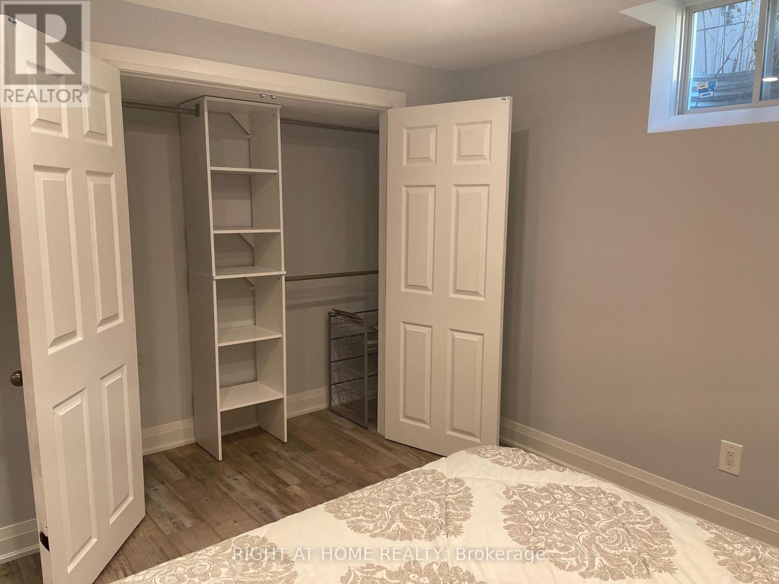 24 Stoneridge Court, Hamilton, Ontario L9B 0A7 - Photo 6 - X12549012