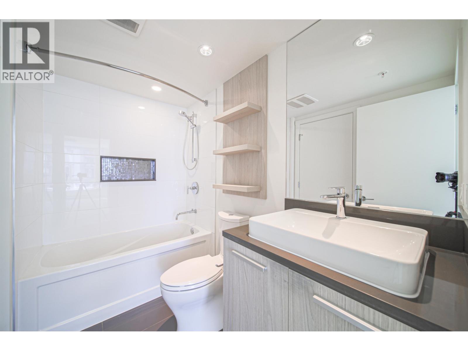 2207 3007 Glen Drive, Coquitlam, British Columbia  V3B 0L8 - Photo 17 - R3067802