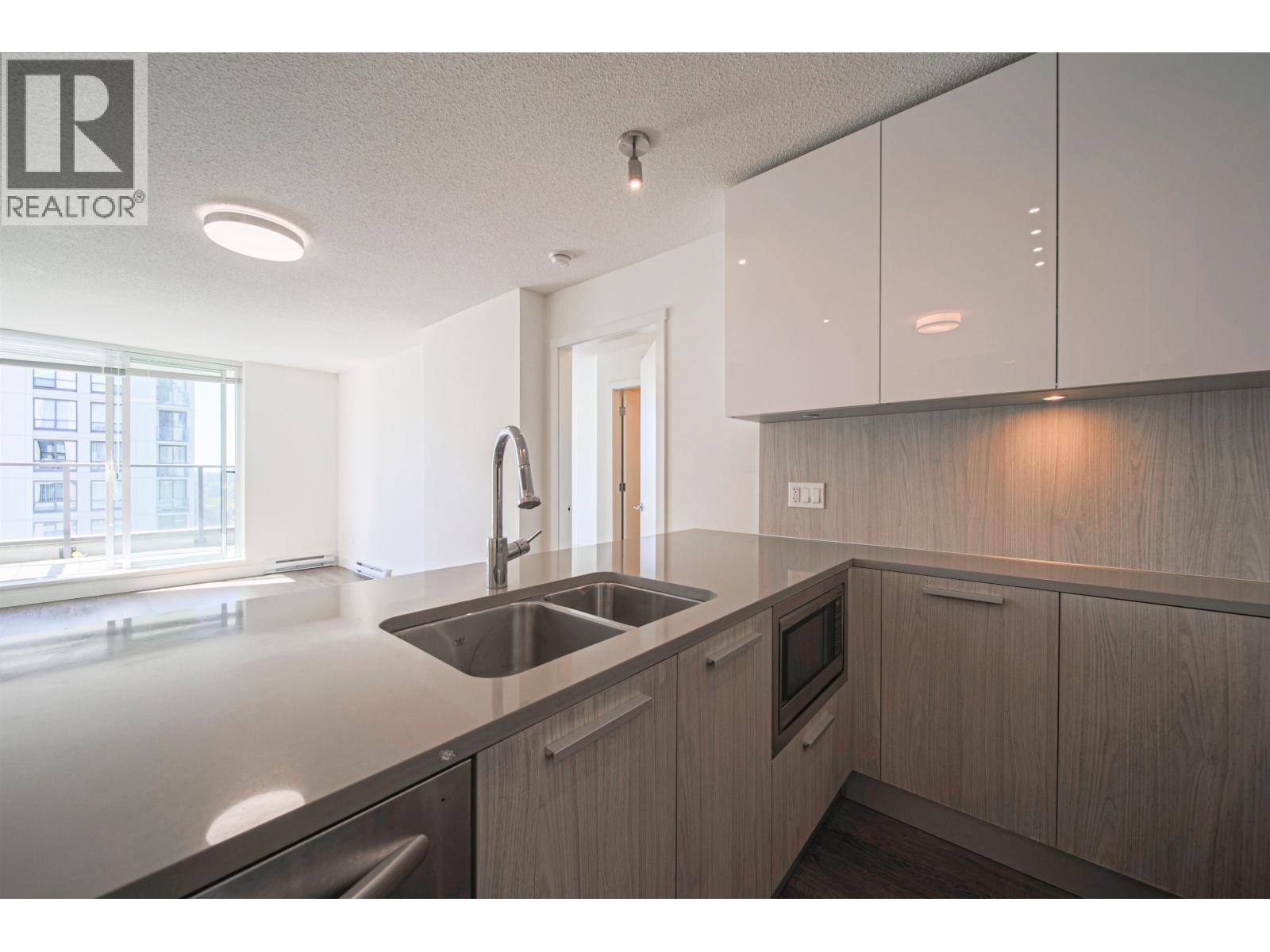 2207 3007 Glen Drive, Coquitlam, British Columbia  V3B 0L8 - Photo 6 - R3067802