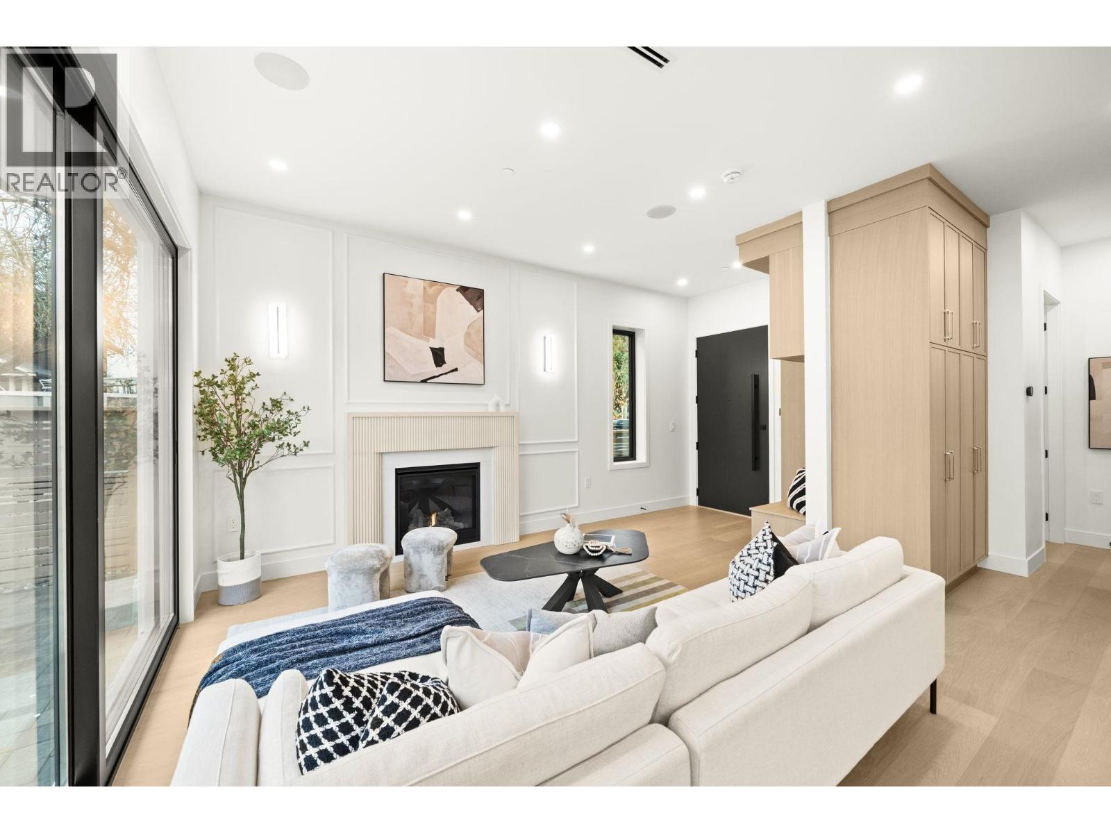 2965 Glen Drive, Vancouver, British Columbia  V5T 2P1 - Photo 3 - R3067820