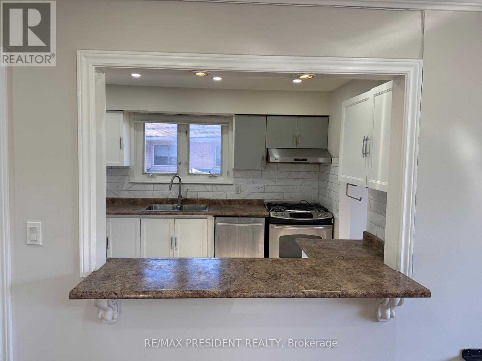 55 Esplanade Road, Brampton, Ontario  L6T 2C6 - Photo 6 - W12551122