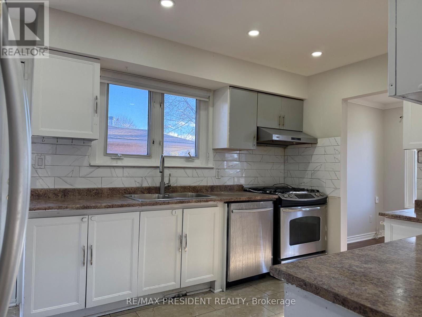 55 Esplanade Road, Brampton, Ontario  L6T 2C6 - Photo 7 - W12551122