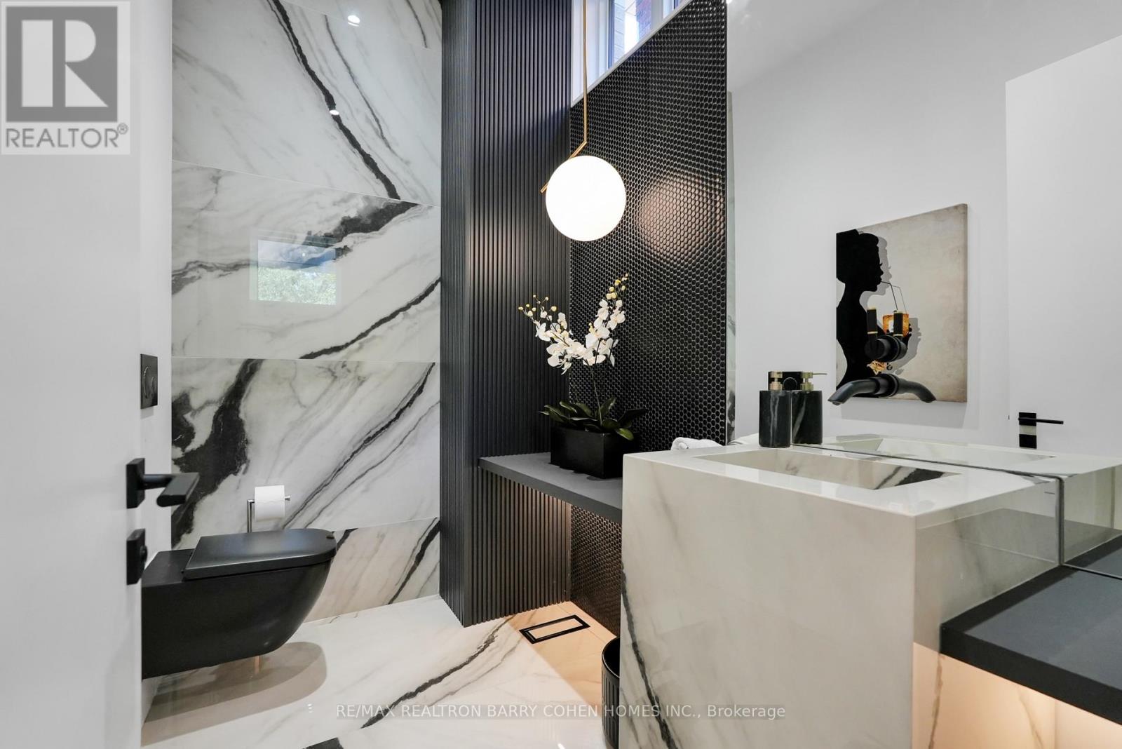 52 Elmsthorpe Avenue, Toronto, Ontario  M5P 2L7 - Photo 5 - C12551700