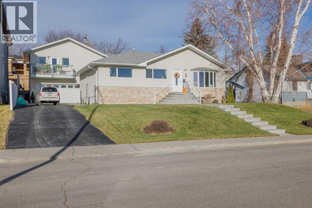 25 Highwood Place Nw, Calgary, Alberta  T2K 2B9 - Photo 1 - A2270274